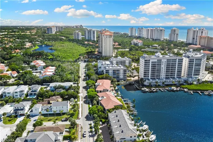 9101 Vanderbilt Dr 302, Naples, Florida 34108