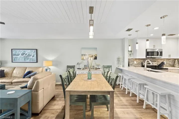 9101 Vanderbilt Dr 302, Naples, Florida 34108