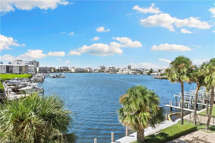 9101 Vanderbilt Dr 302, Naples, Florida 34108