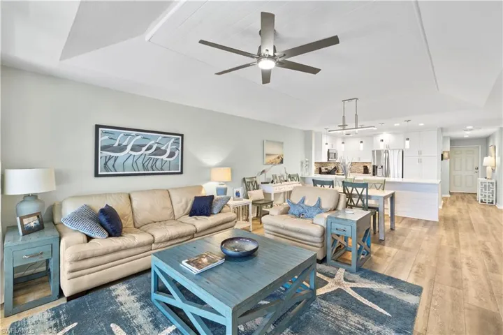 9101 Vanderbilt Dr 302, Naples, Florida 34108