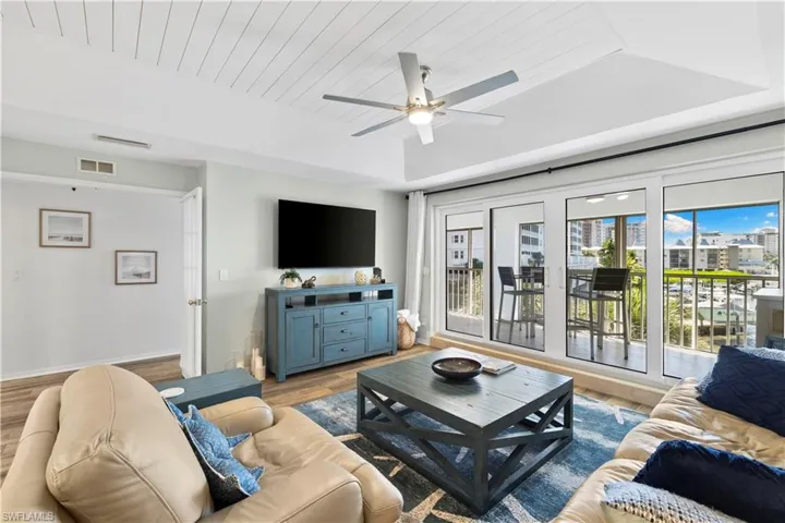 9101 Vanderbilt Dr 302, Naples, Florida 34108