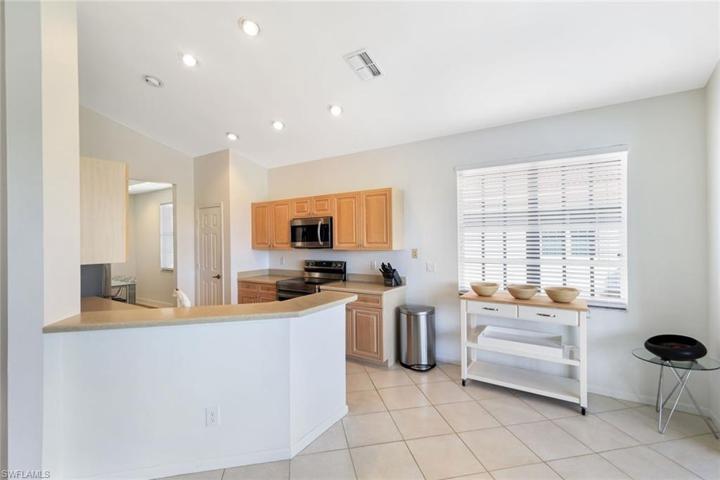 Additional space available to sit at the breakfast bar and keep your Chef company!