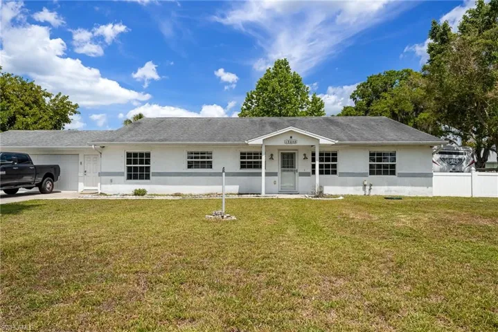 17290  Rewis  RD, Alva, FL 33920