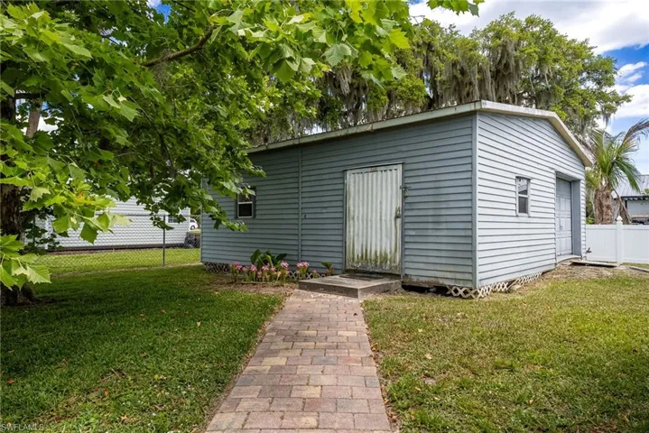 17290  Rewis  RD, Alva, FL 33920