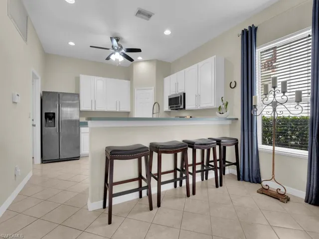 Kitchen w/ Breakfast Bar