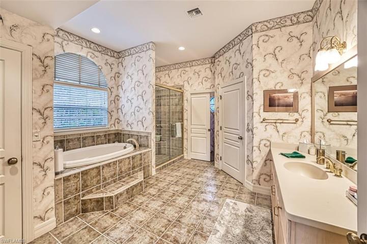 Spacious En Suite Bath