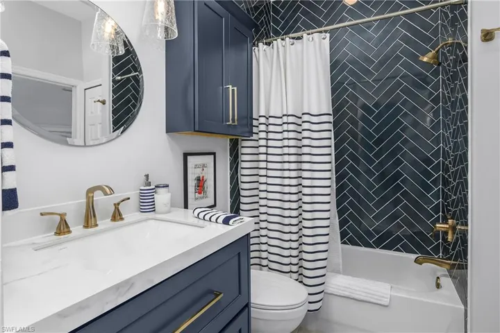 Guest bathroom with vanity and shower / tub combo