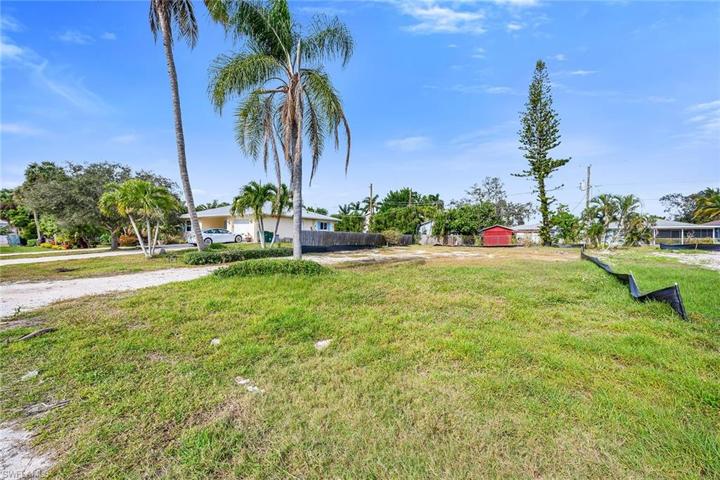 519 95th AVE N, NAPLES FL 34108