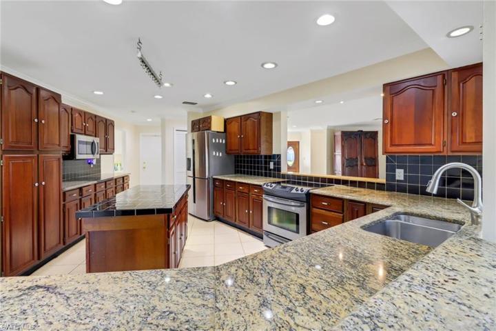 449  Cypress E WAY, Naples, FL 34110