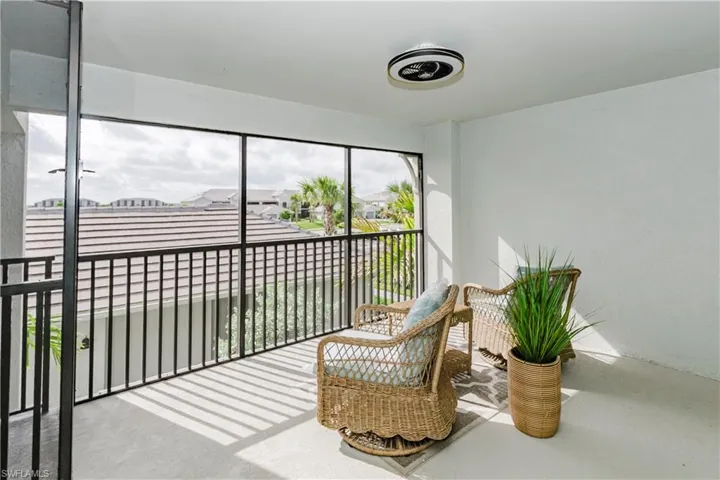 Sunroom with healthy amount of natural light