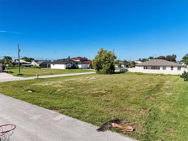 View of yard with a residential view