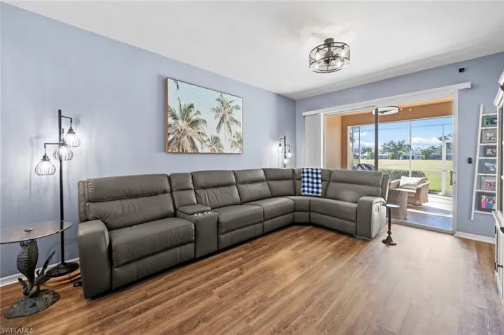 Great room w/direct lanai access
