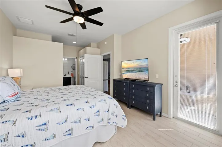 Master suite w/direct lanai access