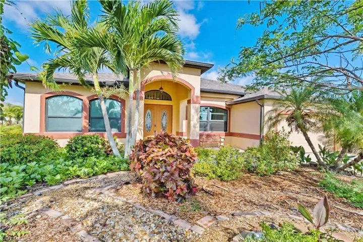 Inviting natural setting with Florida friendly landscape!