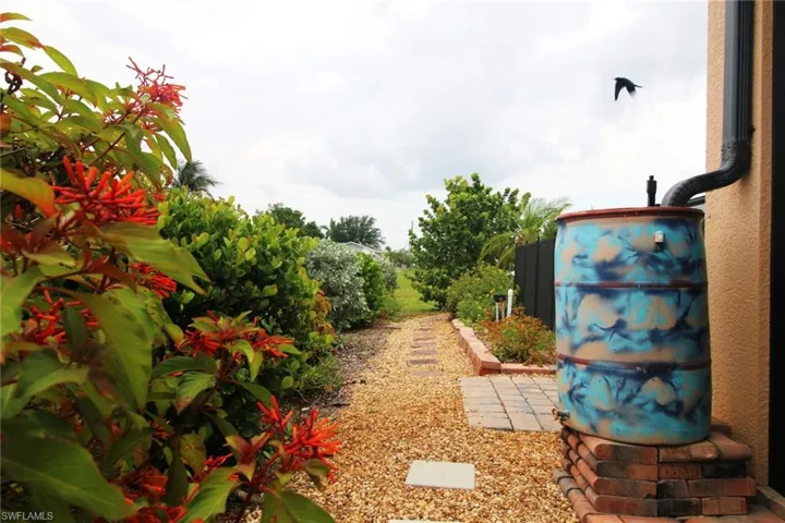 Enjoy beautiful tropical flora all year round!