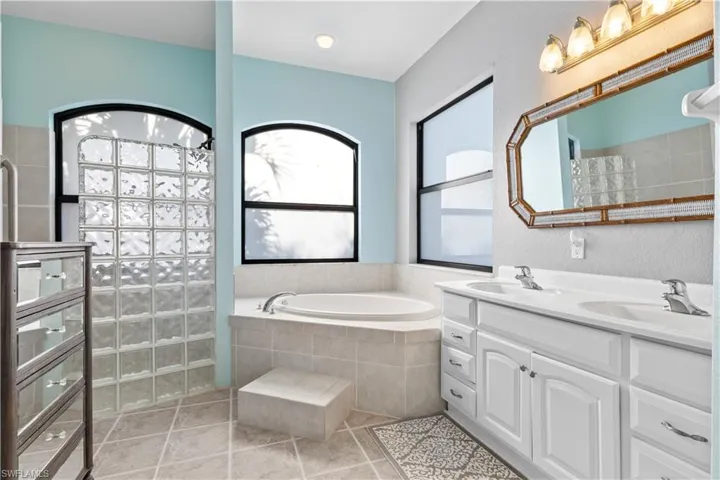 Large, functional and beautiful master bathroom!