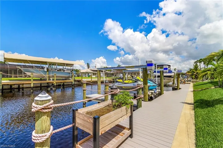 Direct Gulf Acess just minutes to the Caloosahatchee River - no loch, no bridges