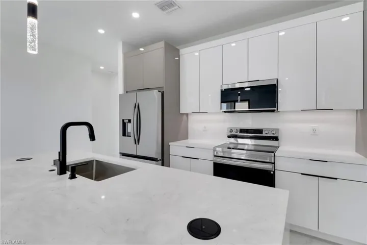 928/930 Ne 8th Pl, Cape Coral, Florida 33909
