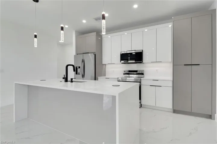 928/930 Ne 8th Pl, Cape Coral, Florida 33909