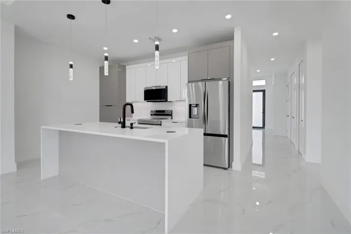 928/930 Ne 8th Pl, Cape Coral, Florida 33909