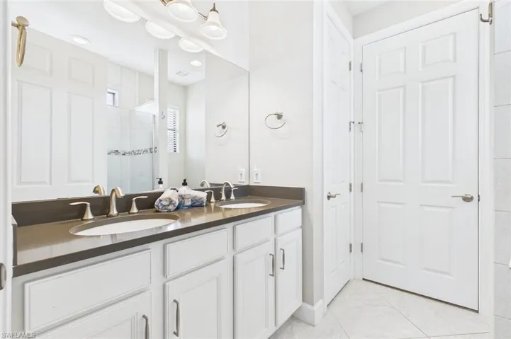 Owner's En-Suite Bathroom w/Dual Sinks