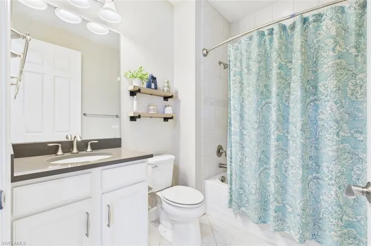 Guest Bathroom w/Tub & Shower Combo
