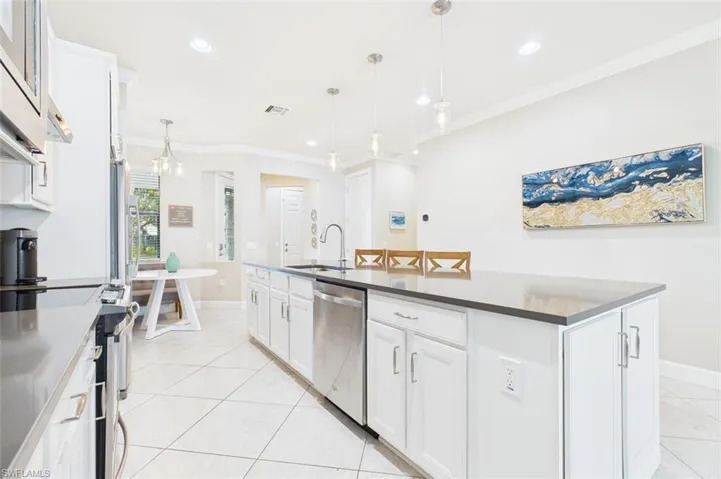 Kitchen w/Large Island