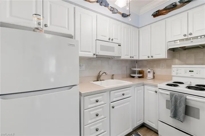 Nice kitchen, all bright and clean