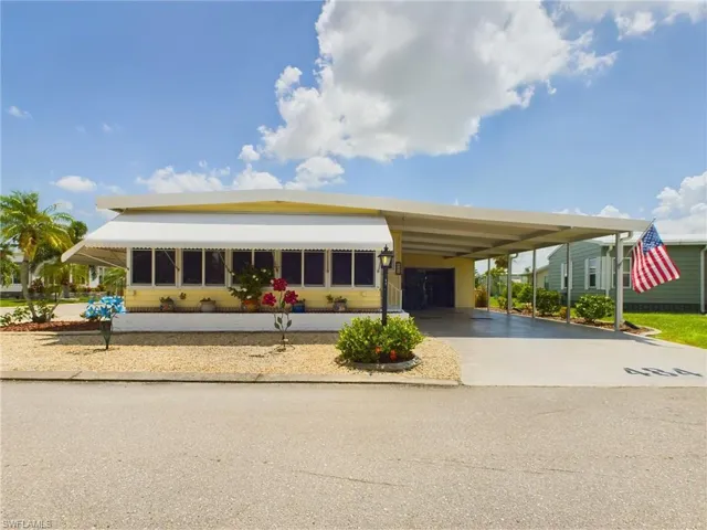 Manufactured / mobile home with a carport