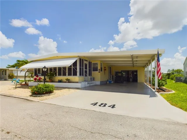 Manufactured / mobile home with a carport