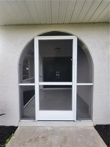 Large Screened in Double Door Front Entrance