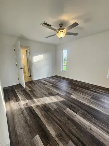 Master Bedroom with En suite entrance