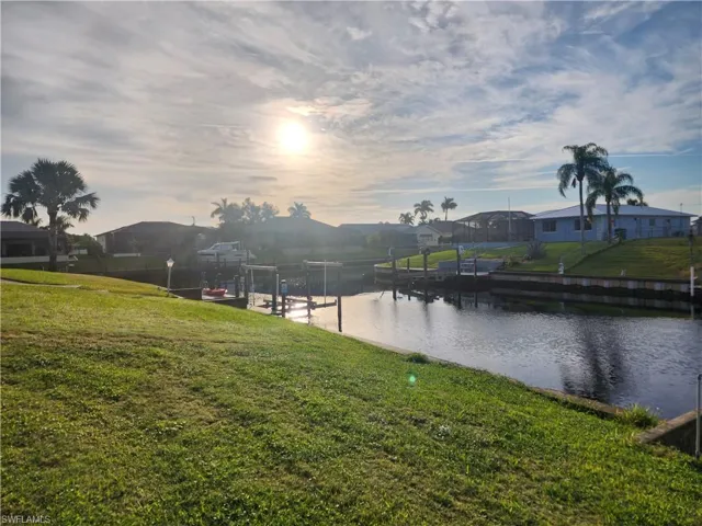 Intersecting Canal View