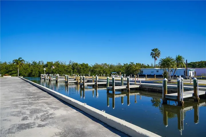 Plenty of room to manoeuvre your boat for docking