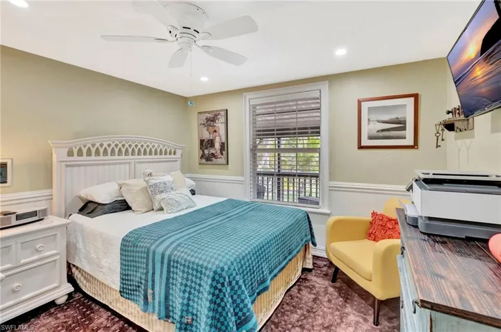 Guest bedroom (queen bed)