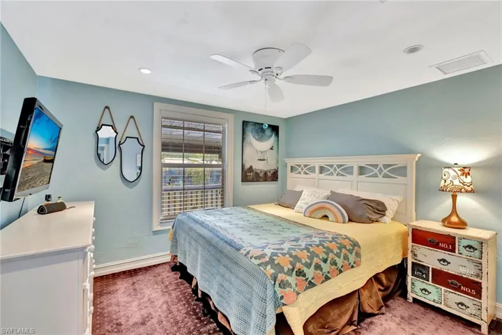 Master bedroom (king bed)
