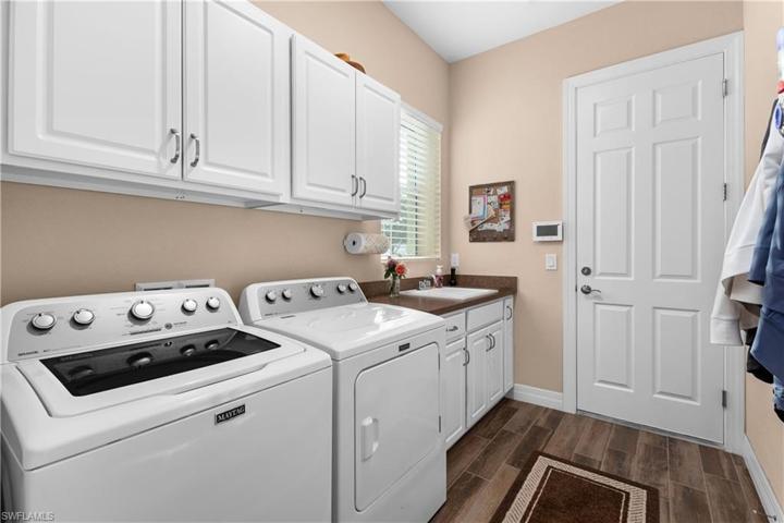 Xtra storage, laudry sink