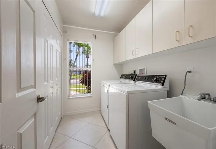 889  Charlemagne  BLVD, Naples, FL 34112