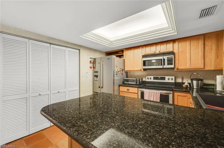The breakfast bar is the ideal place to enjoy your morning coffee or tea