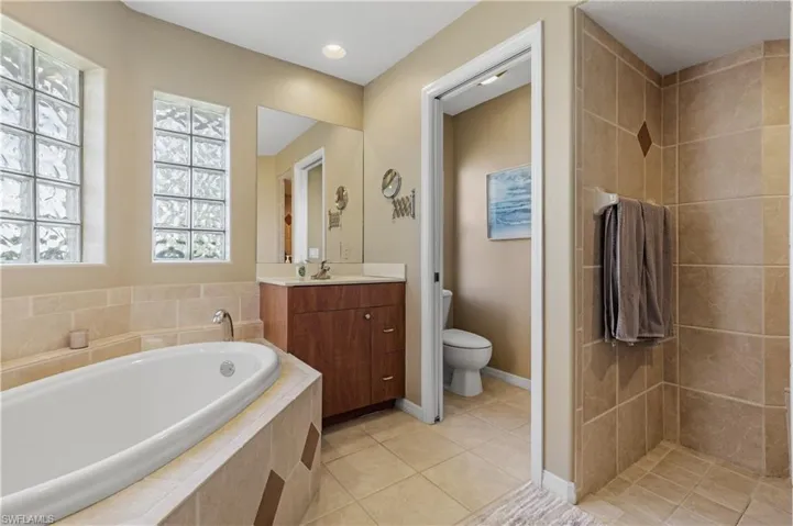 Primary bath tub