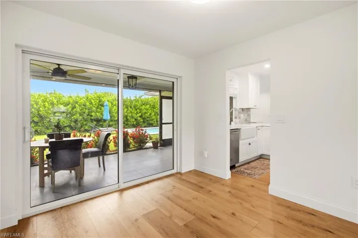 Dining to Screened Lanai