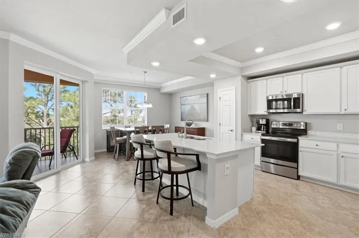 Open floor plan, lives like single family home,
