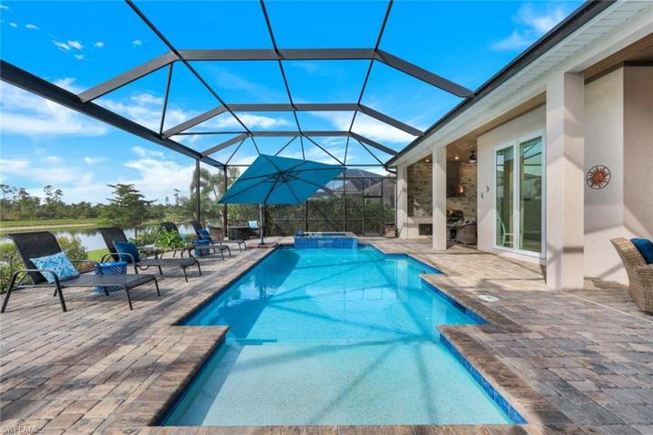 This huge pool includes a gas heater, sun shelf, spa, and is great for lap swims!