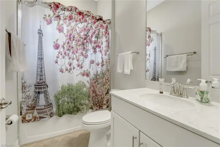 Lovely guest bathroom with tub/shower combination