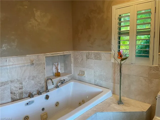 Master Bathroom jetted tub