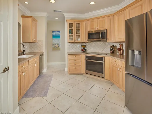 Gorgeous wood cabinetry, stainless appliancesand plenty of space.