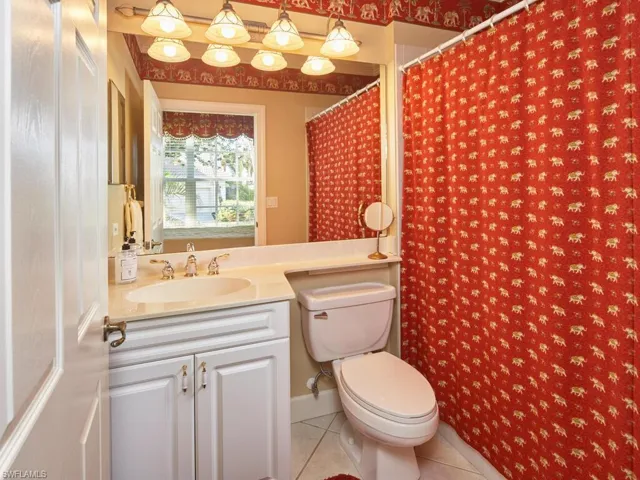 En suite guest bathroom.