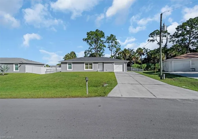 Ranch-style house with driveway and an attached garage
