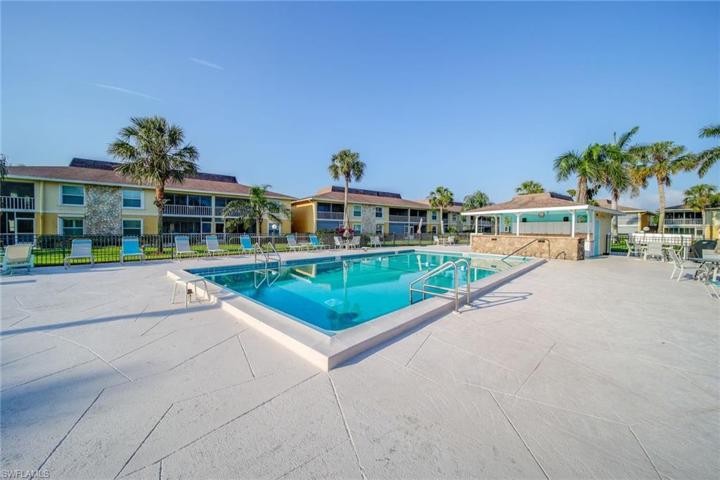 Clean and large pool and patio