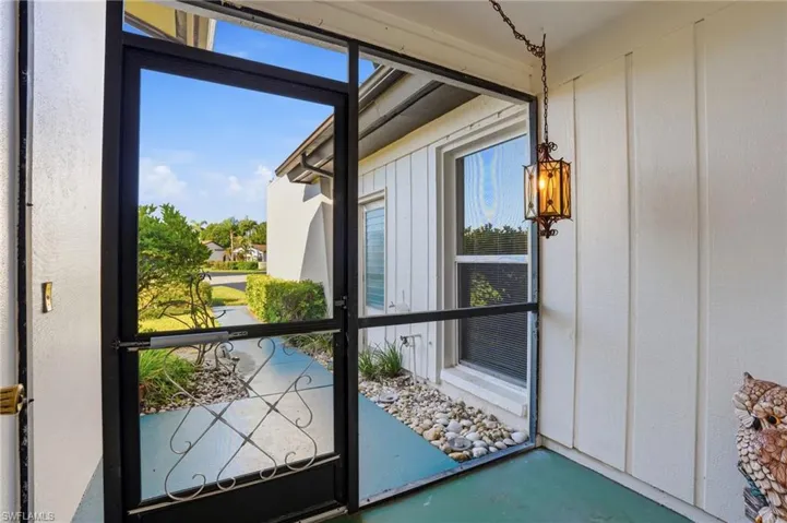 PRIVATE SCREENED ENTRY INTO THE HOME..